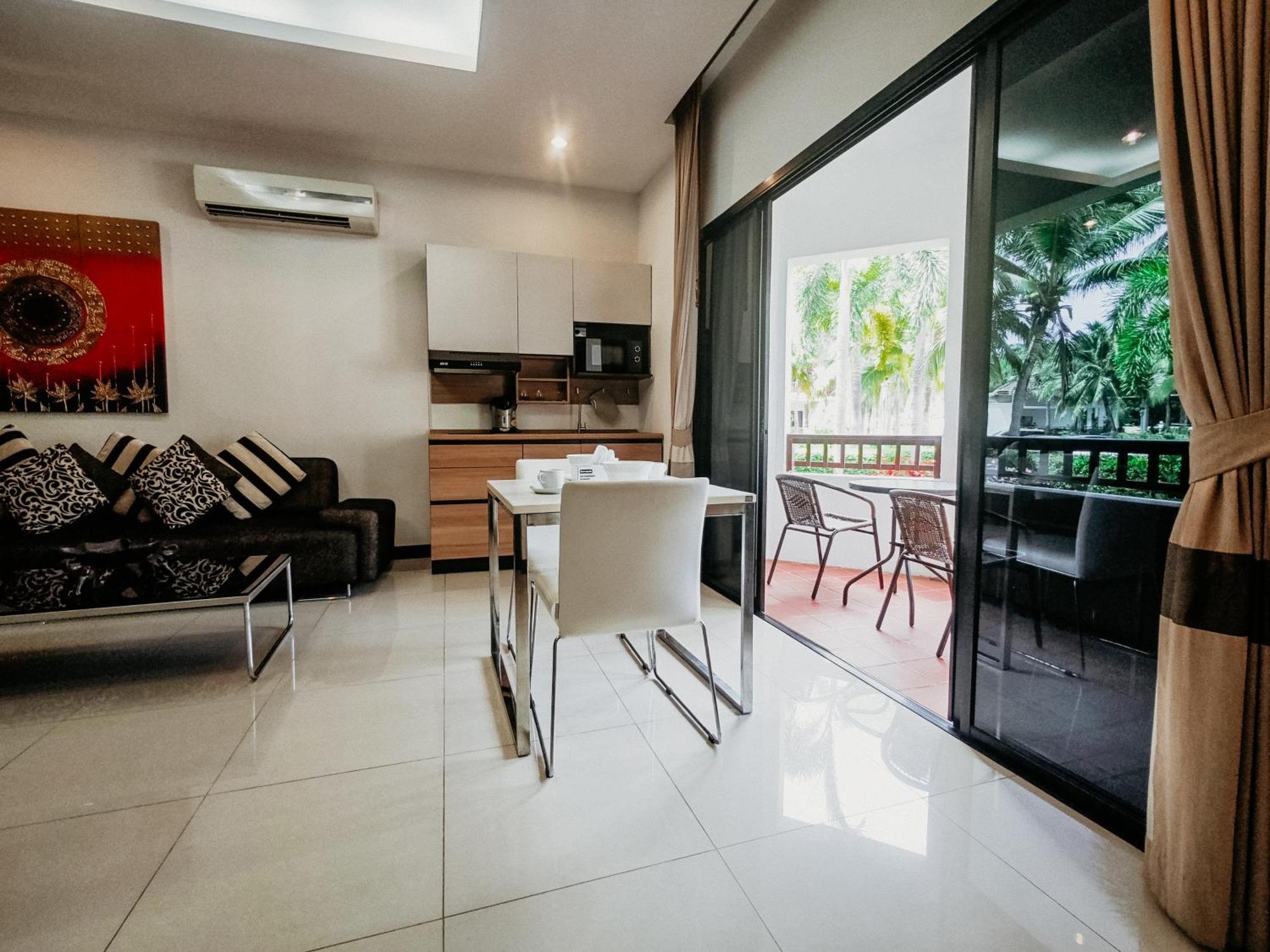 Rawai Grand House Hotel Bagian luar foto